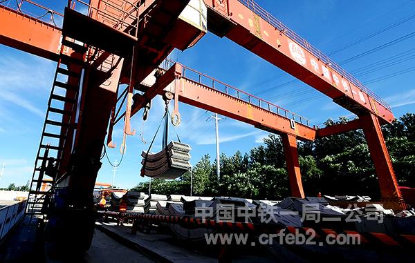 盾构施工工区吊装管片——王利 摄 盾构施工工区吊装管片——王利 摄